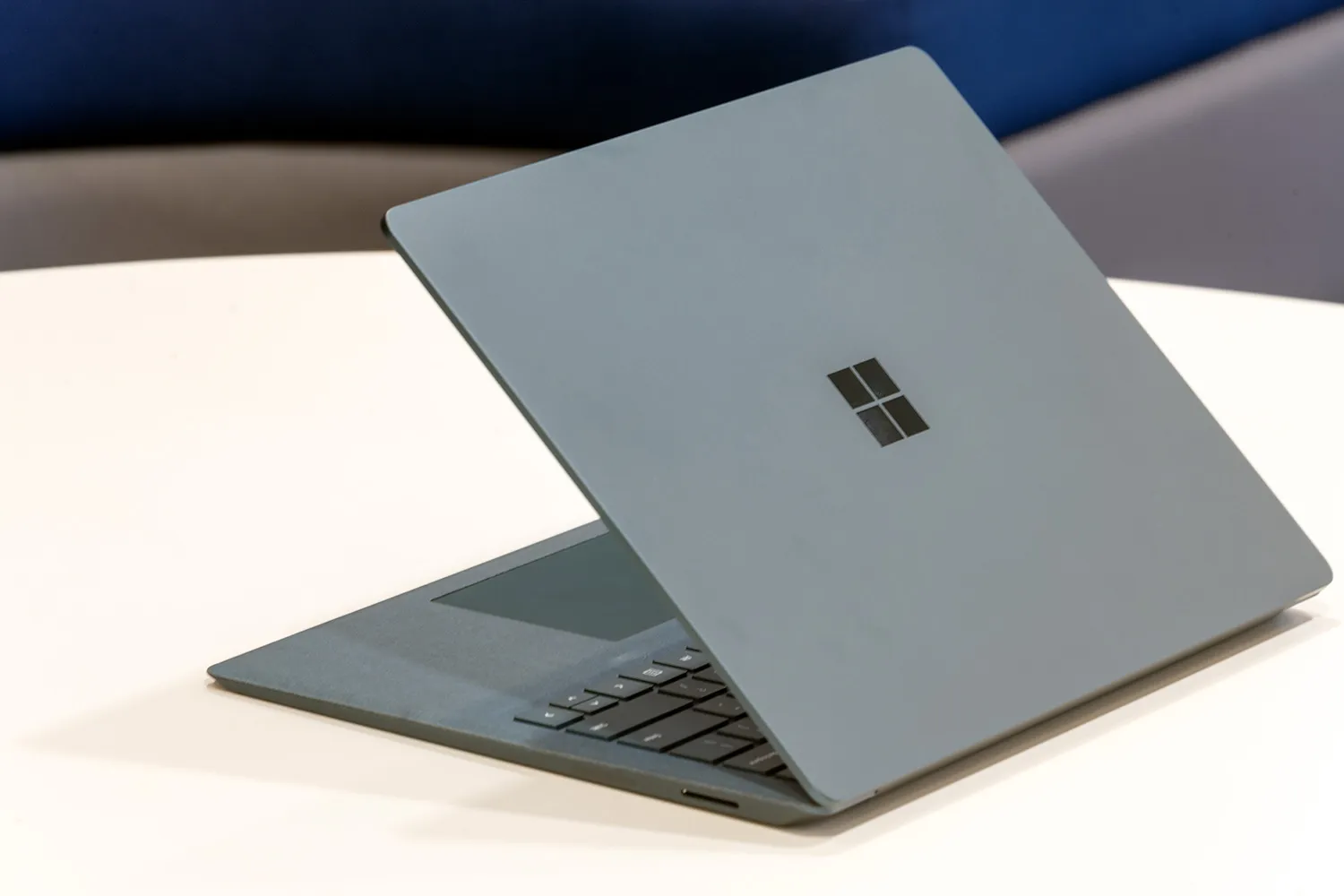 Surface Laptop Go Ci5 10th Gen Ram 8GB SSD 256GB 12.4" LED
