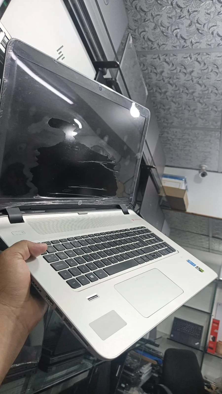 HP ENVY 17-k201na Ci7 5th Gen Ram 12GB SSD 240GB 4GB NVIDEA GTX 850M 17.3" FHD LED - Image 4