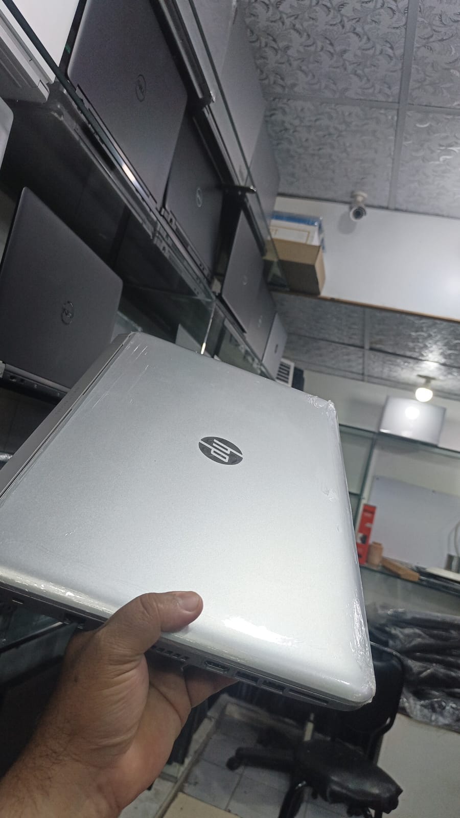 HP ENVY 17-k201na Ci7 5th Gen Ram 12GB SSD 240GB 4GB NVIDEA GTX 850M 17.3″ FHD LED - Image 2