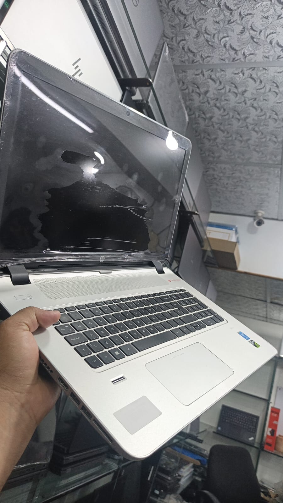 HP ENVY 17-k201na Ci7 5th Gen Ram 12GB SSD 240GB 4GB NVIDEA GTX 850M 17.3″ FHD LED - Image 3