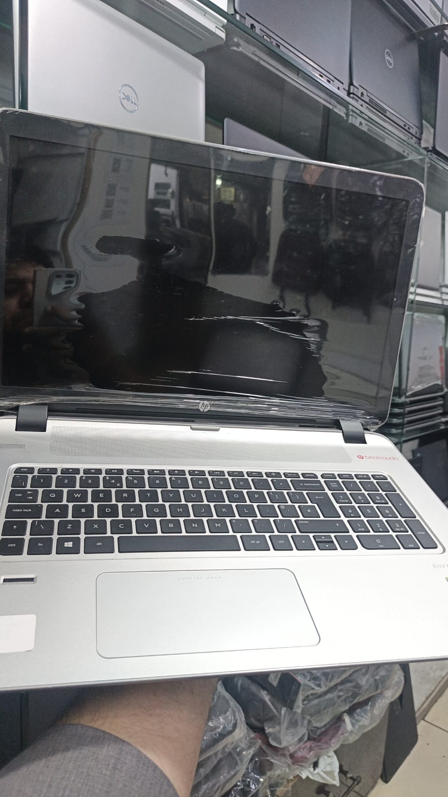 HP ENVY 17-k201na Ci7 5th Gen Ram 12GB SSD 240GB 4GB NVIDEA GTX 850M 17.3″ FHD LED - Image 4